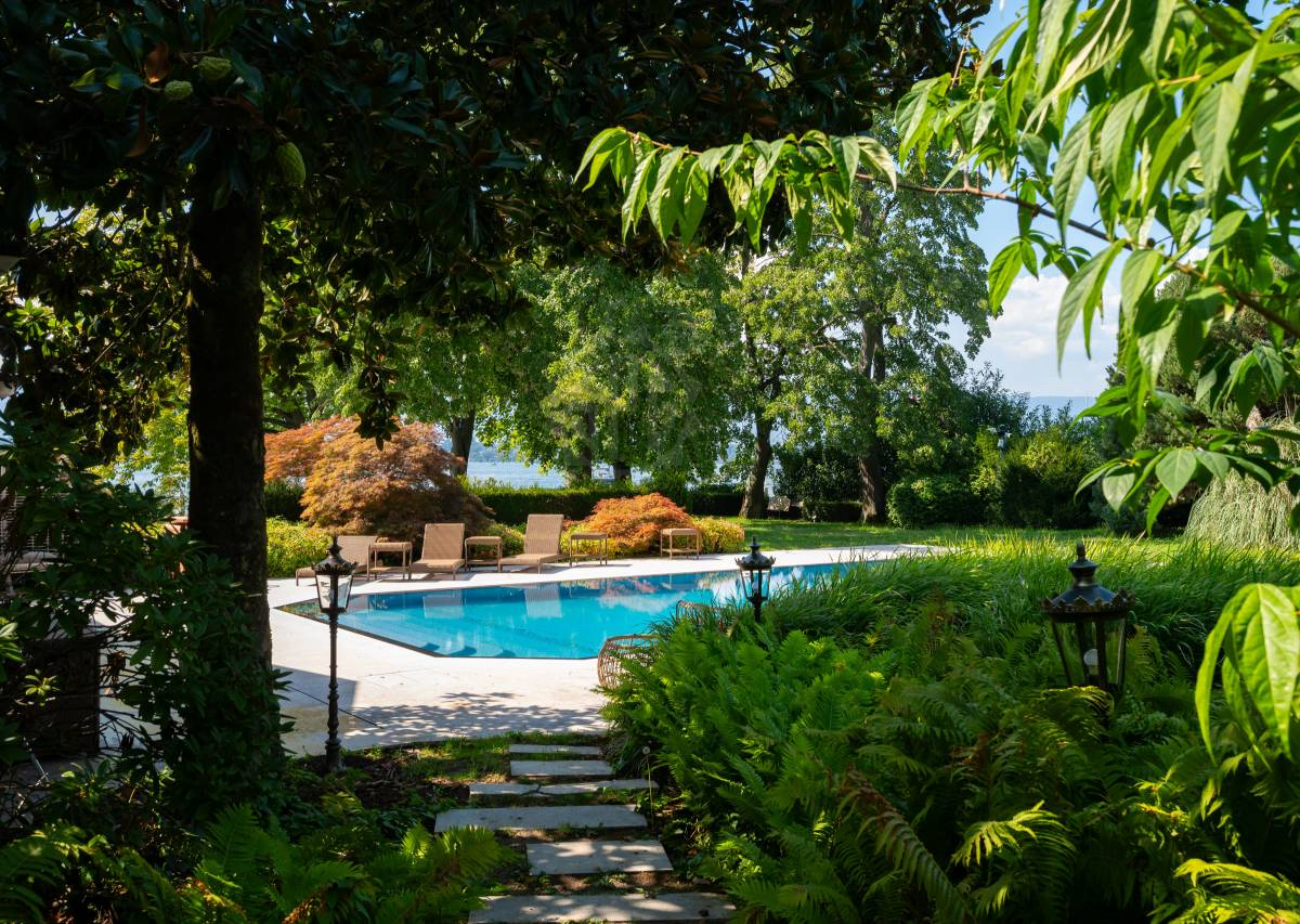 Vésenaz : Magnifique villa de 14 pièces pied dans l'eau