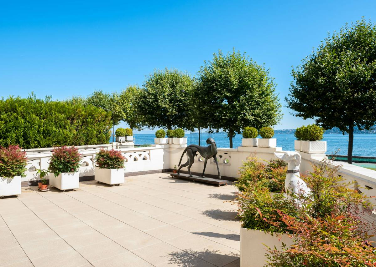 Prestigious apartment on the quays