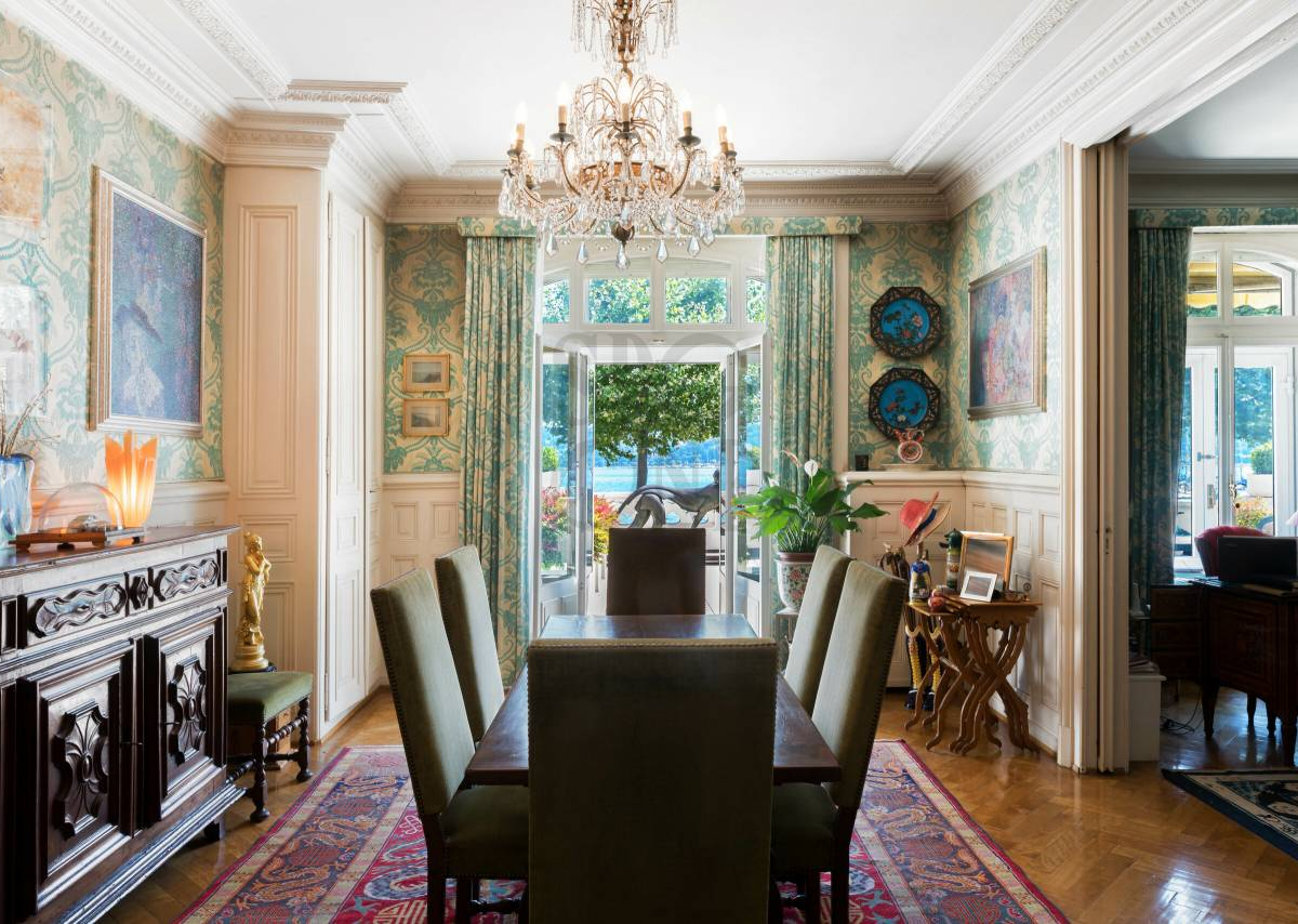 Prestigious apartment on the quays