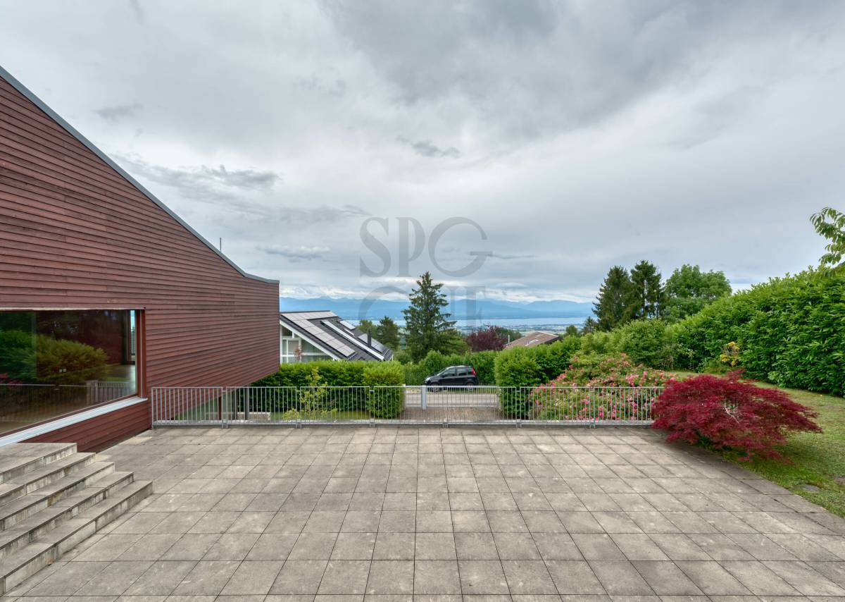 Contemporary house with panoramic views