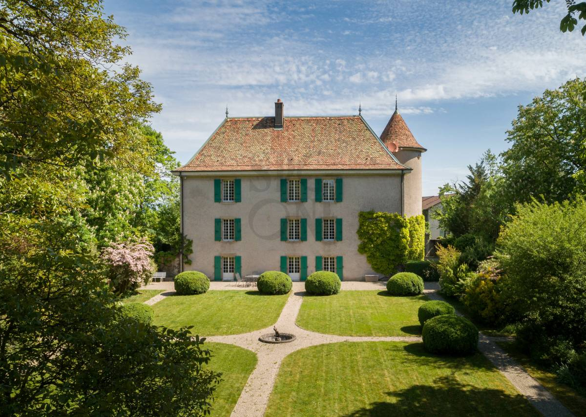 Exclusive : Historic property in the Geneva countryside