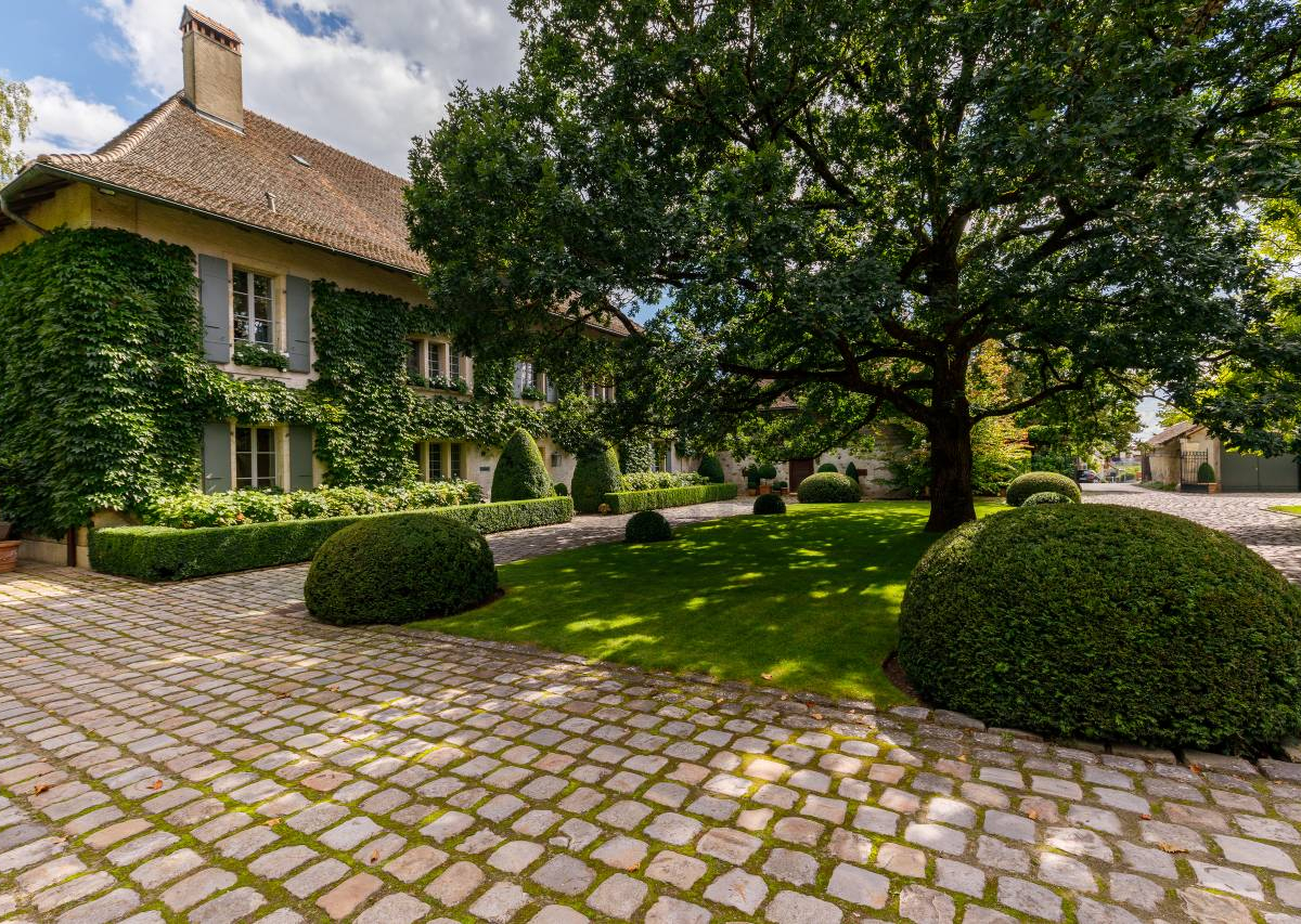 Splendid renovated castle in the Vaud countryside