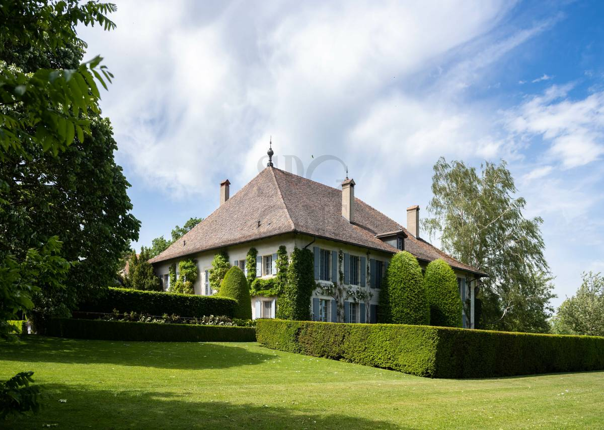 Splendid renovated castle in the Vaud countryside