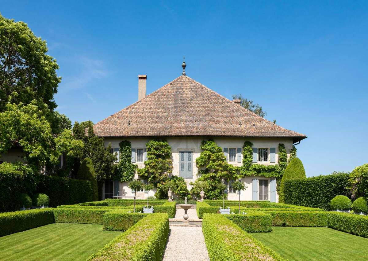 Splendid renovated castle in the Vaud countryside