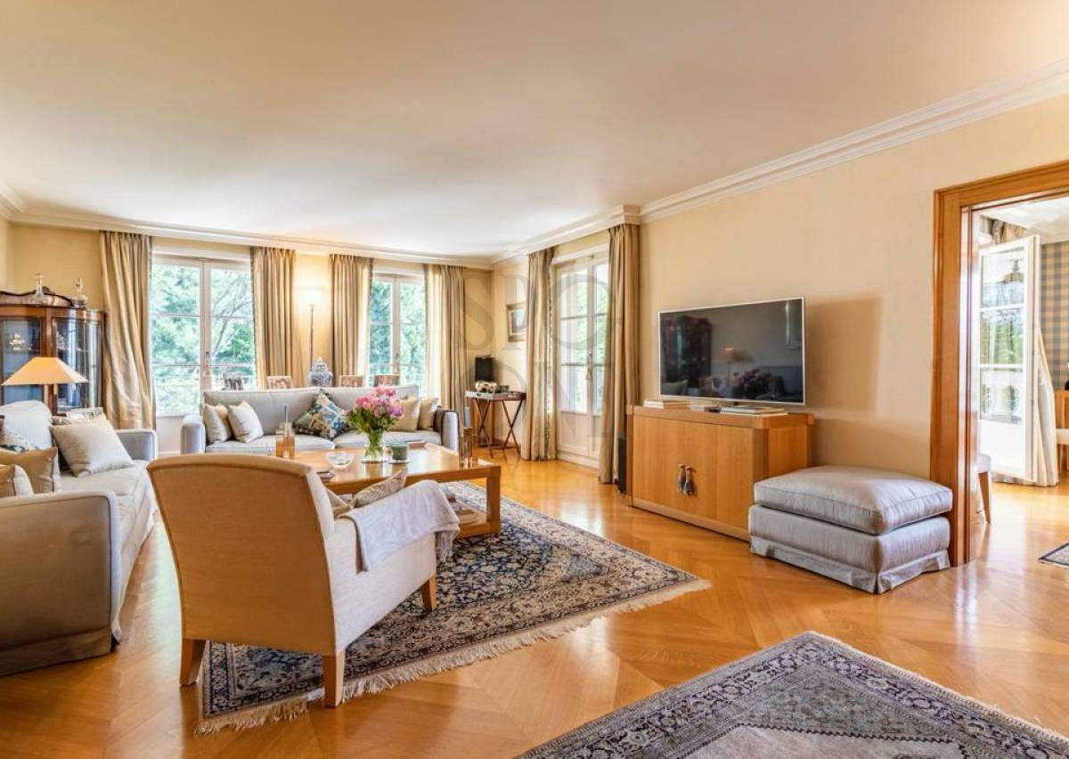 Elegance and Serenity: Prestigious apartment