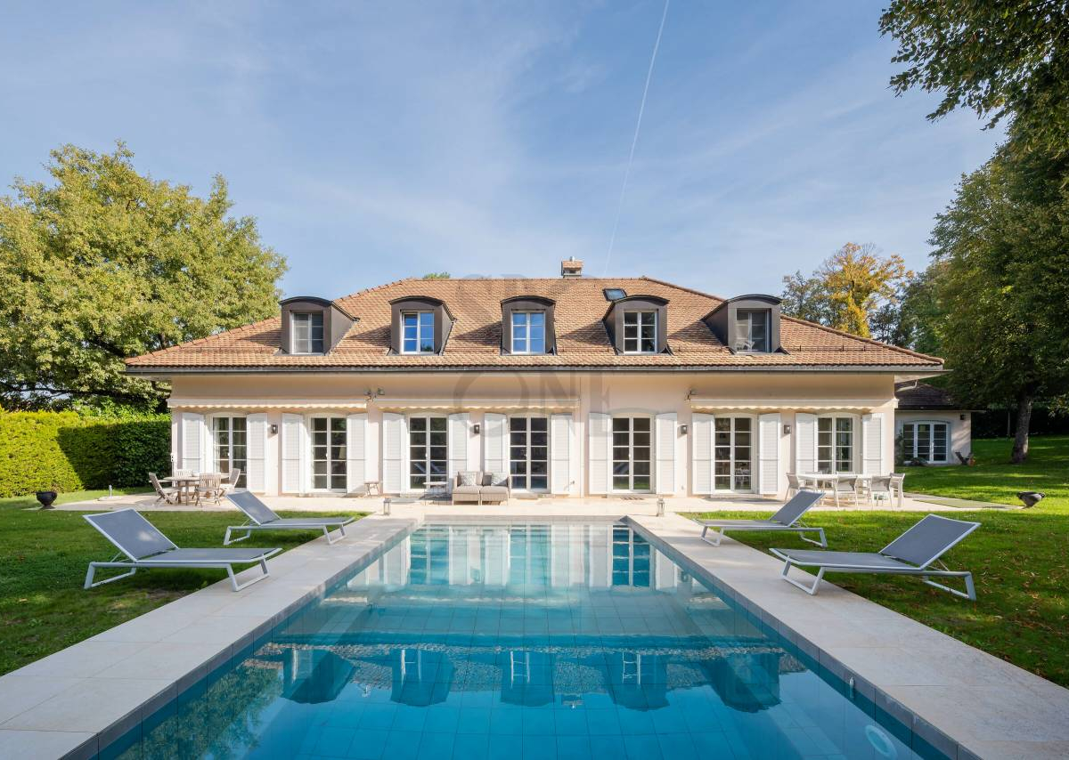 Magnifique villa située dans le centre de Cologny