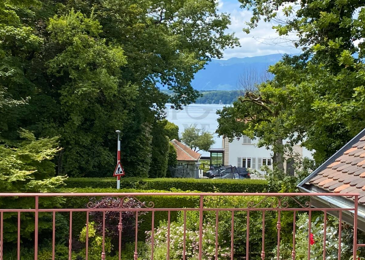 Charming family house near the lake