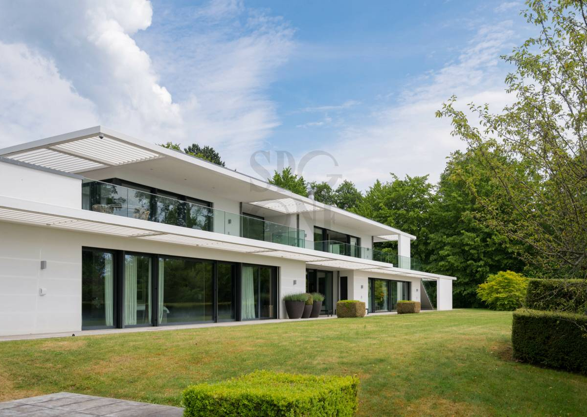 Somptueuse propriété contemporaine avec vue sur le lac