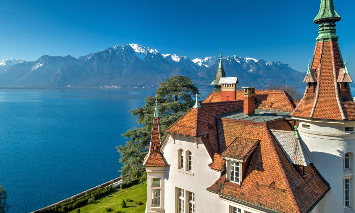 Lakefront manor house
