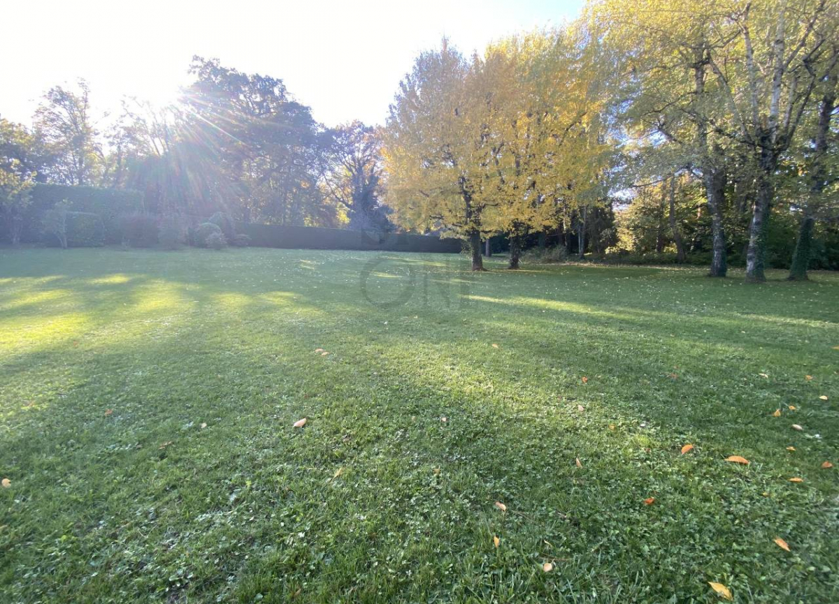 Large plot in the heart of Vandoeuvres