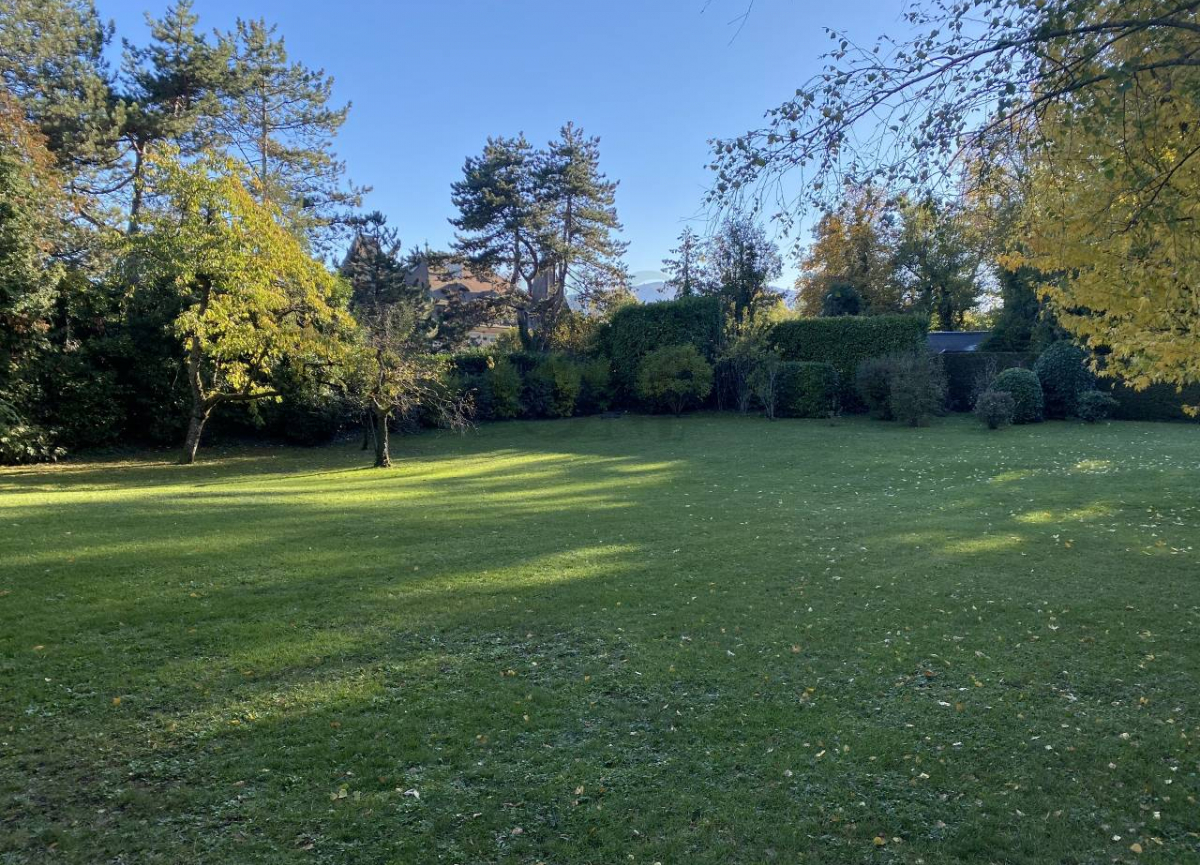 Large plot in the heart of Vandoeuvres