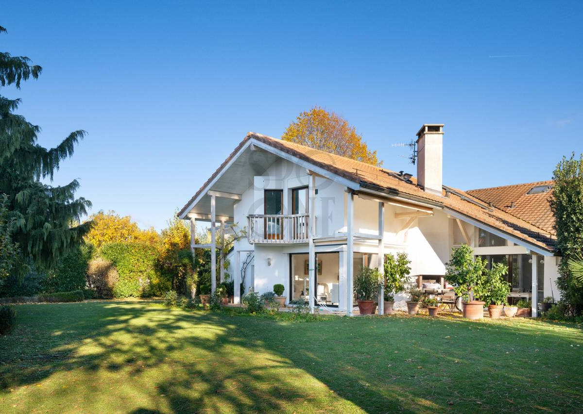 Superb turnkey house, ideally located near the lake
