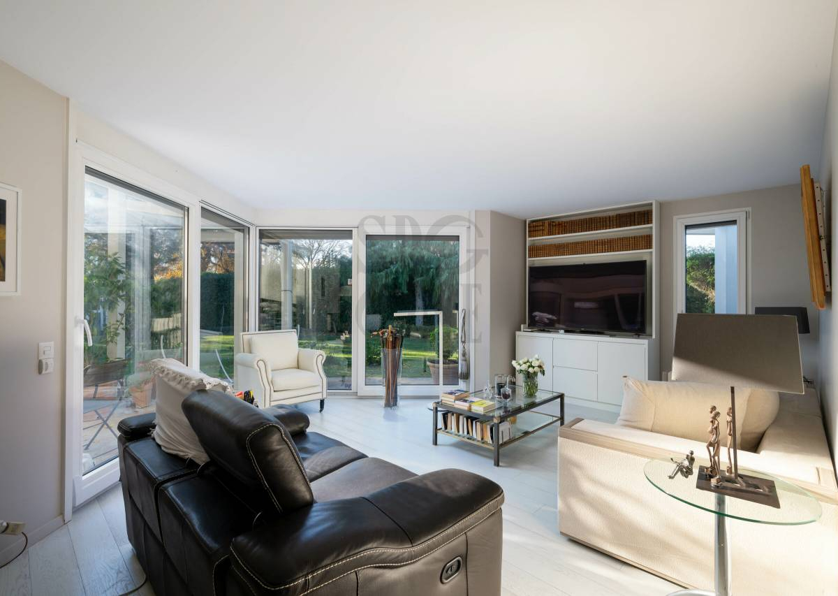 Superb turnkey house, ideally located near the lake