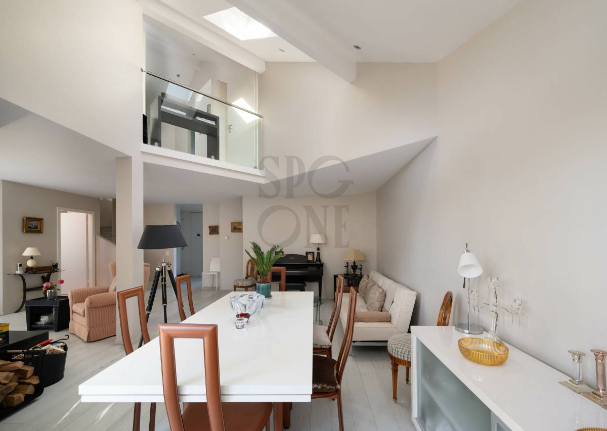 Superb turnkey house, ideally located near the lake