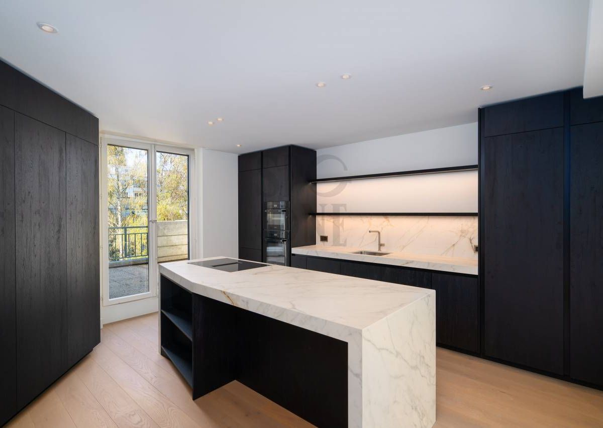 Attique clé en main, entièrement rénové à Champel