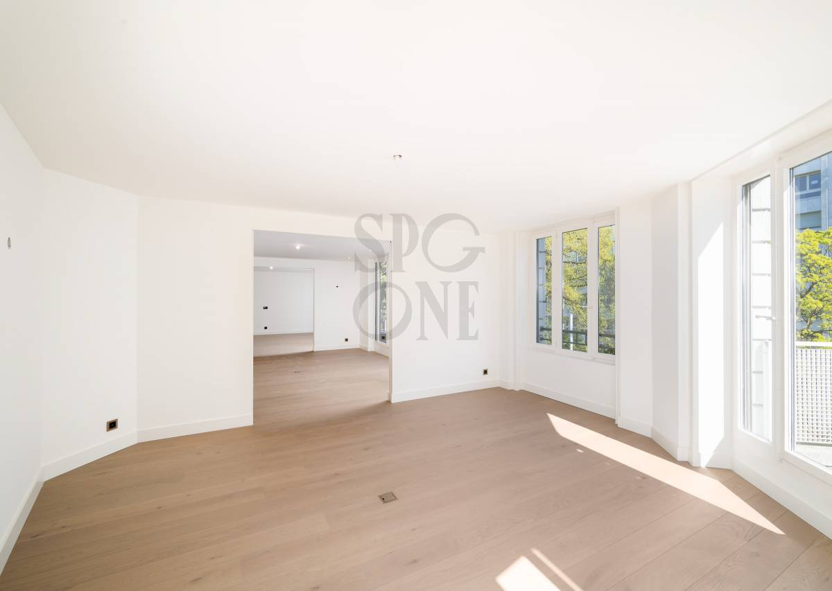 Attique clé en main, entièrement rénové à Champel