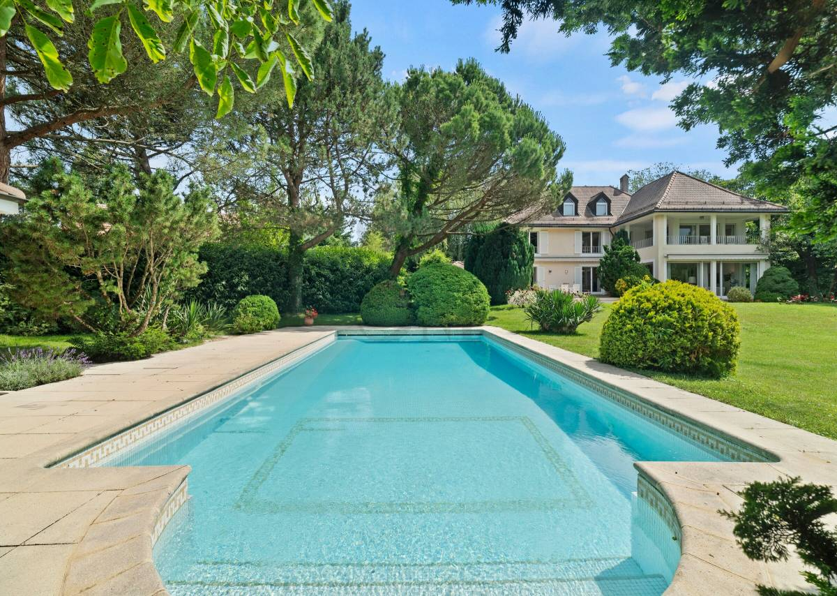 Spacious villa with swimming pool and bucolic garden
