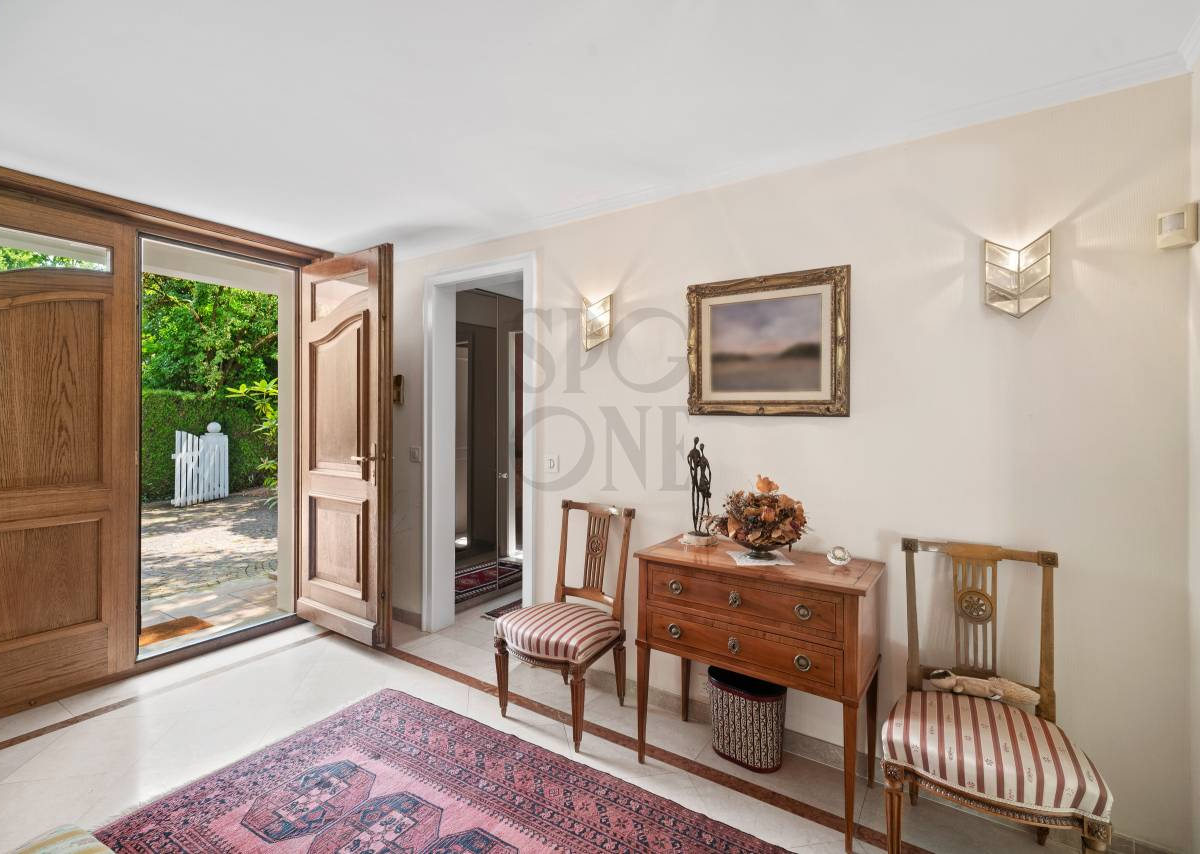 Spacious villa with swimming pool and bucolic garden