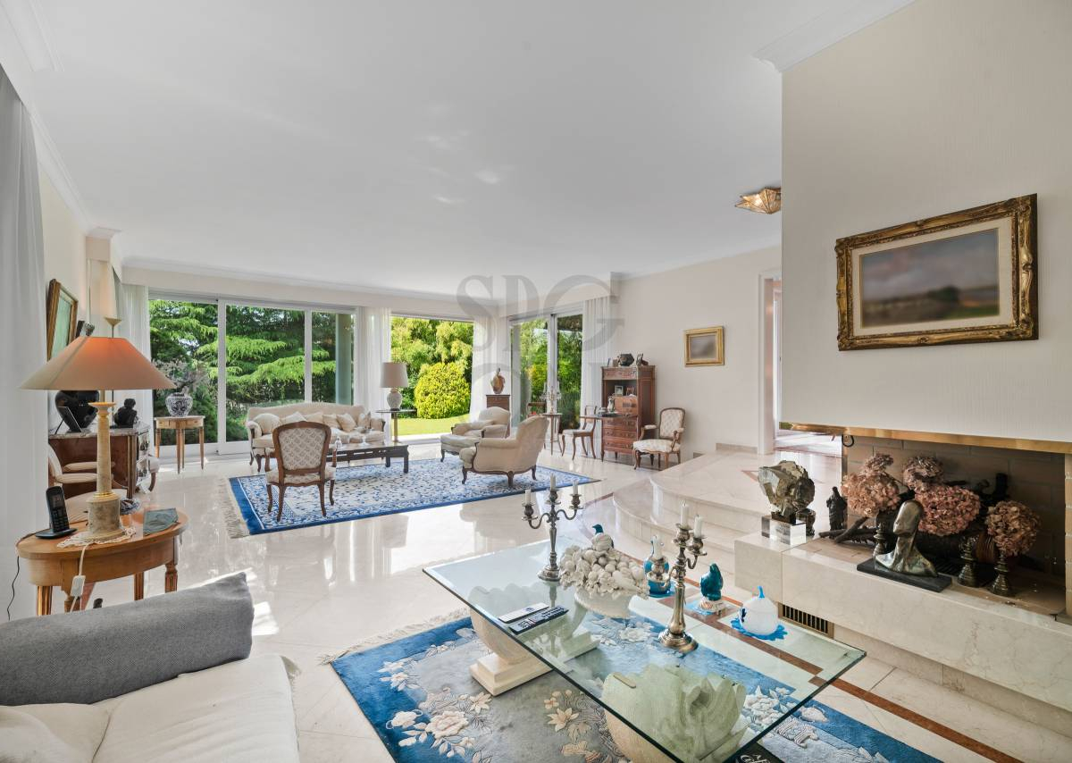 Spacious villa with swimming pool and bucolic garden