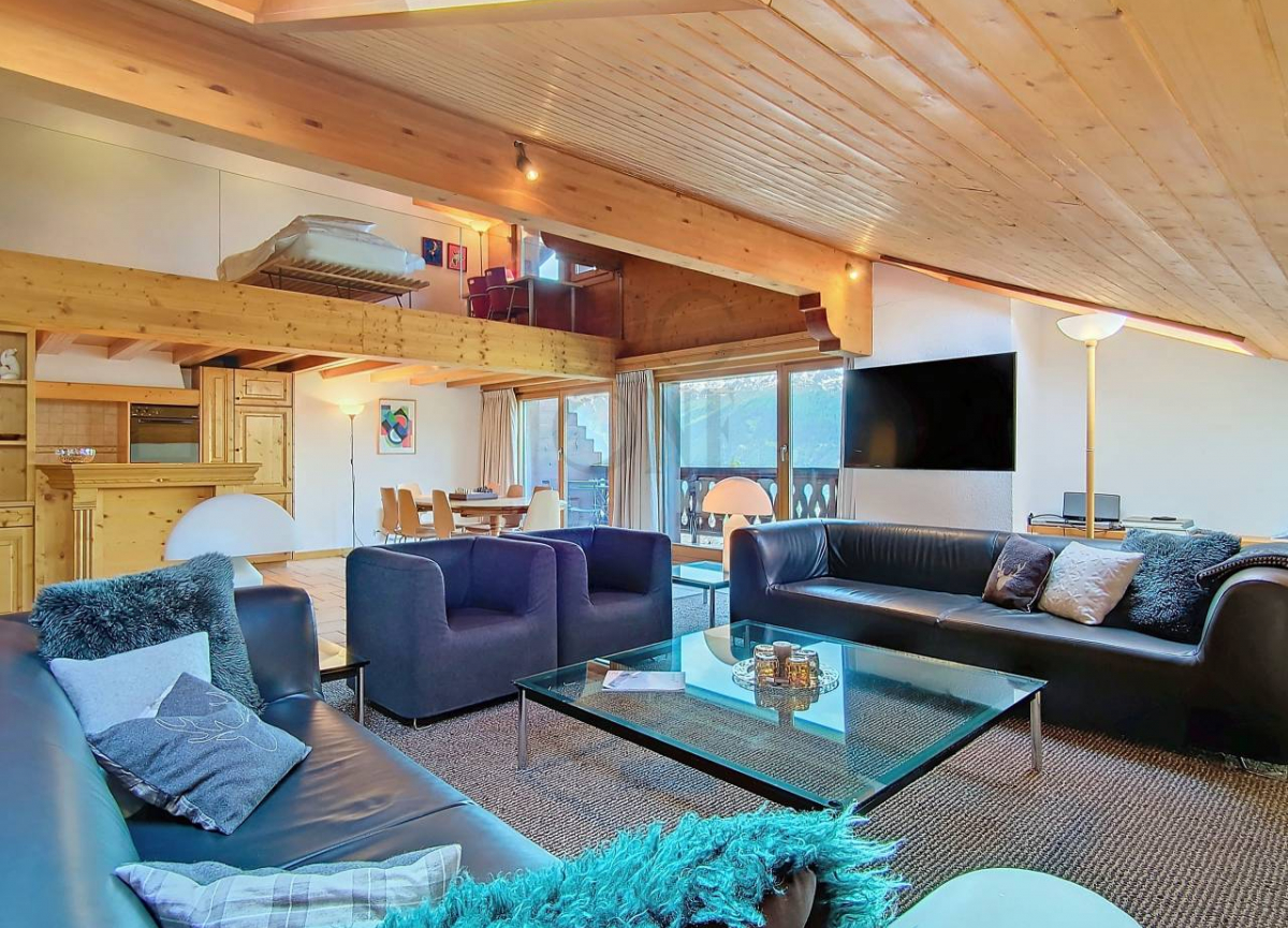 This 5-room attic apartment is located in Ransou