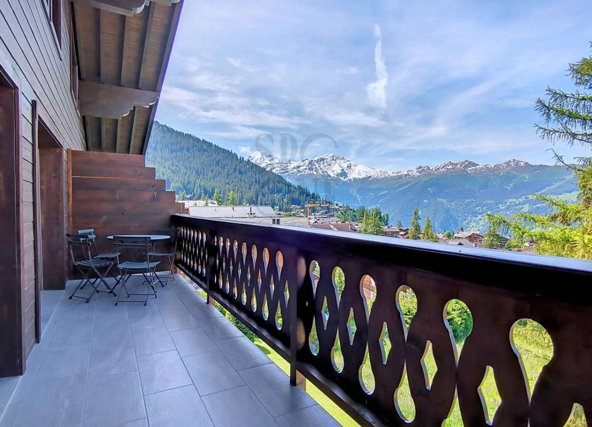 This 5-room attic apartment is located in Ransou