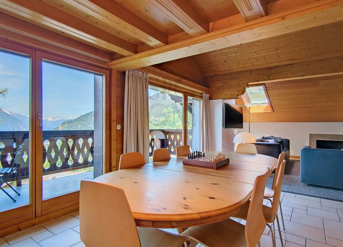 This 5-room attic apartment is located in Ransou