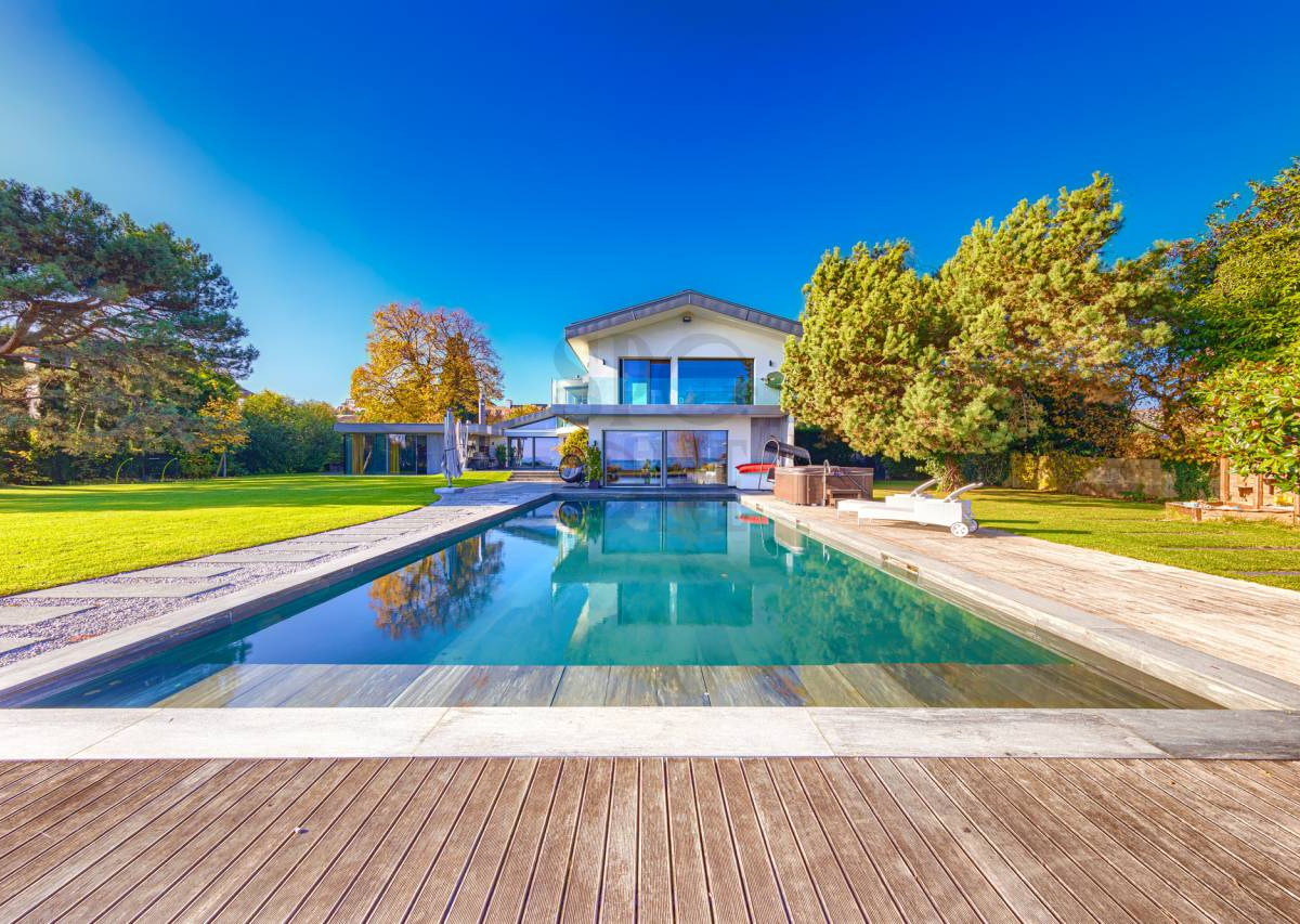 Villa d'architecte pieds dans l'eau avec piscine