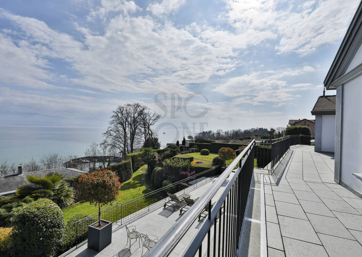Magnificent mansion with breathtaking lake views
