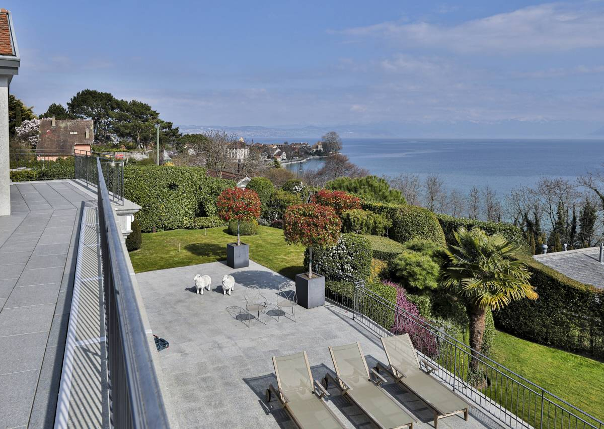 Magnificent mansion with breathtaking lake views