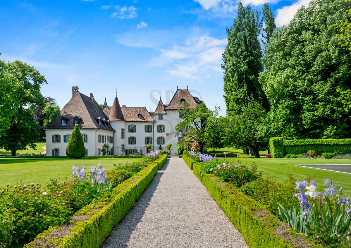 Château de Tournay – Domaine historique entièrement rénové 