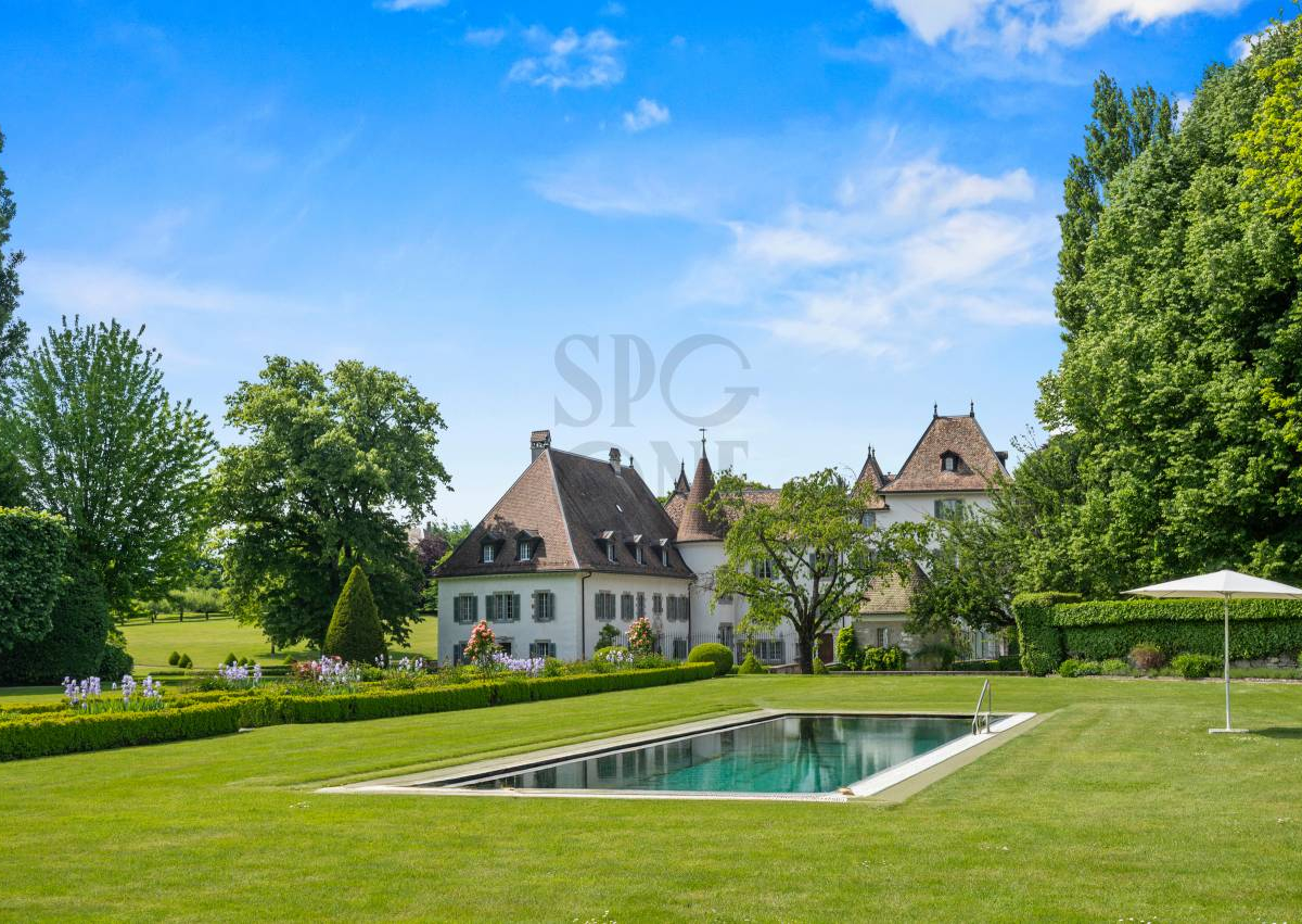 Château de Tournay – Domaine historique entièrement rénové 
