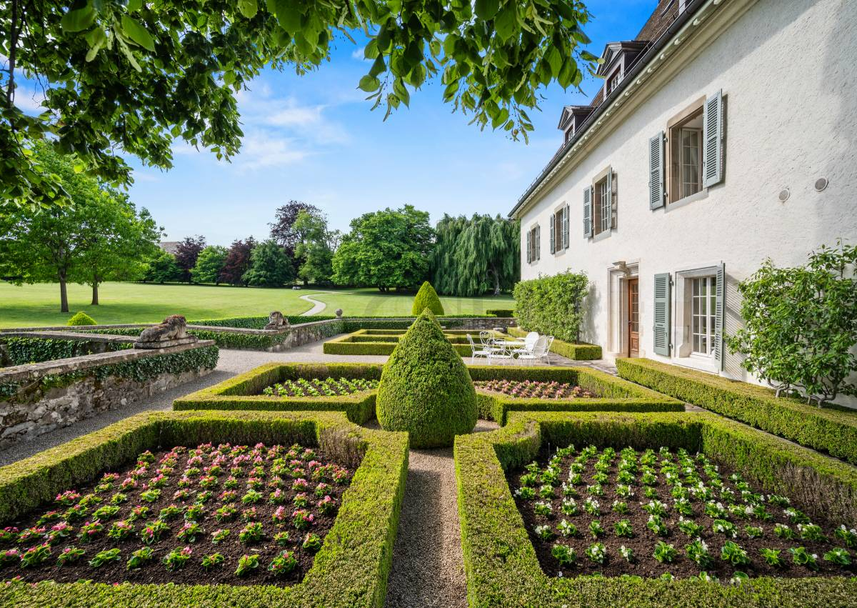 Château de Tournay – Domaine historique entièrement rénové 