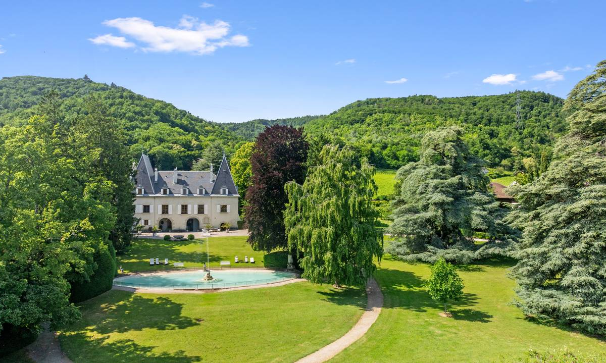 Demeure de charme au cœur d'un parc séculaire avec vue