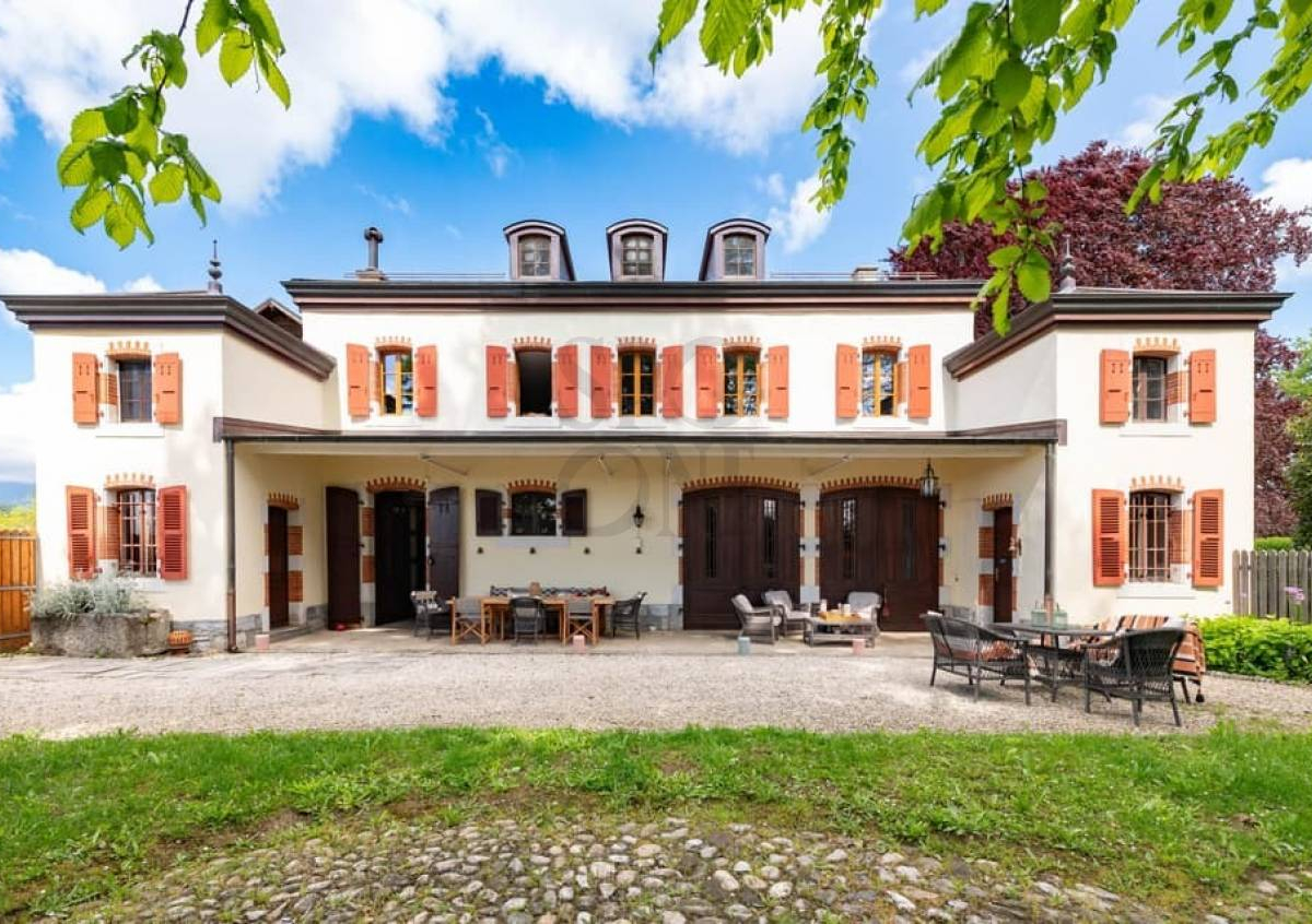 Renovated farmhouse with lake view