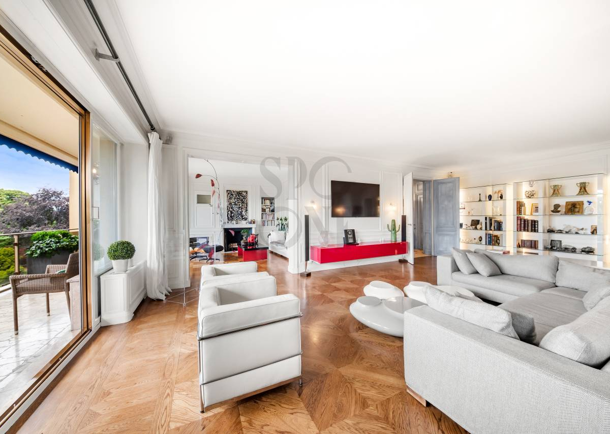 Appartement de standing avec vue sur le lac et piscine privée
