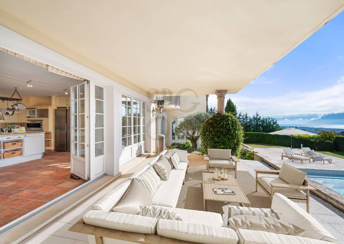 A mediterranean jewel between vineyards and lake