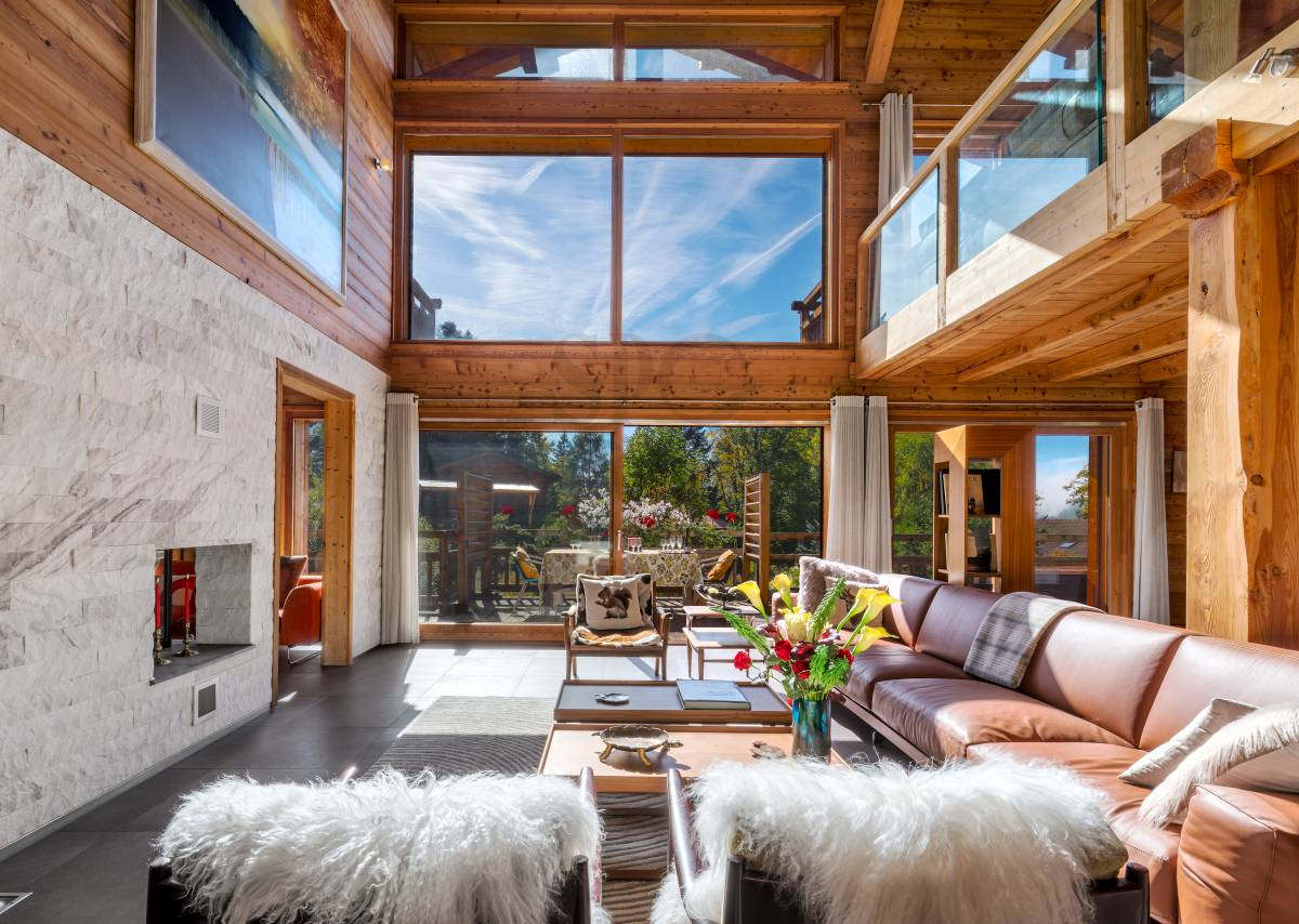 Chalet Bayrou baigné de lumière dans la région de Villars-sur-Ollon