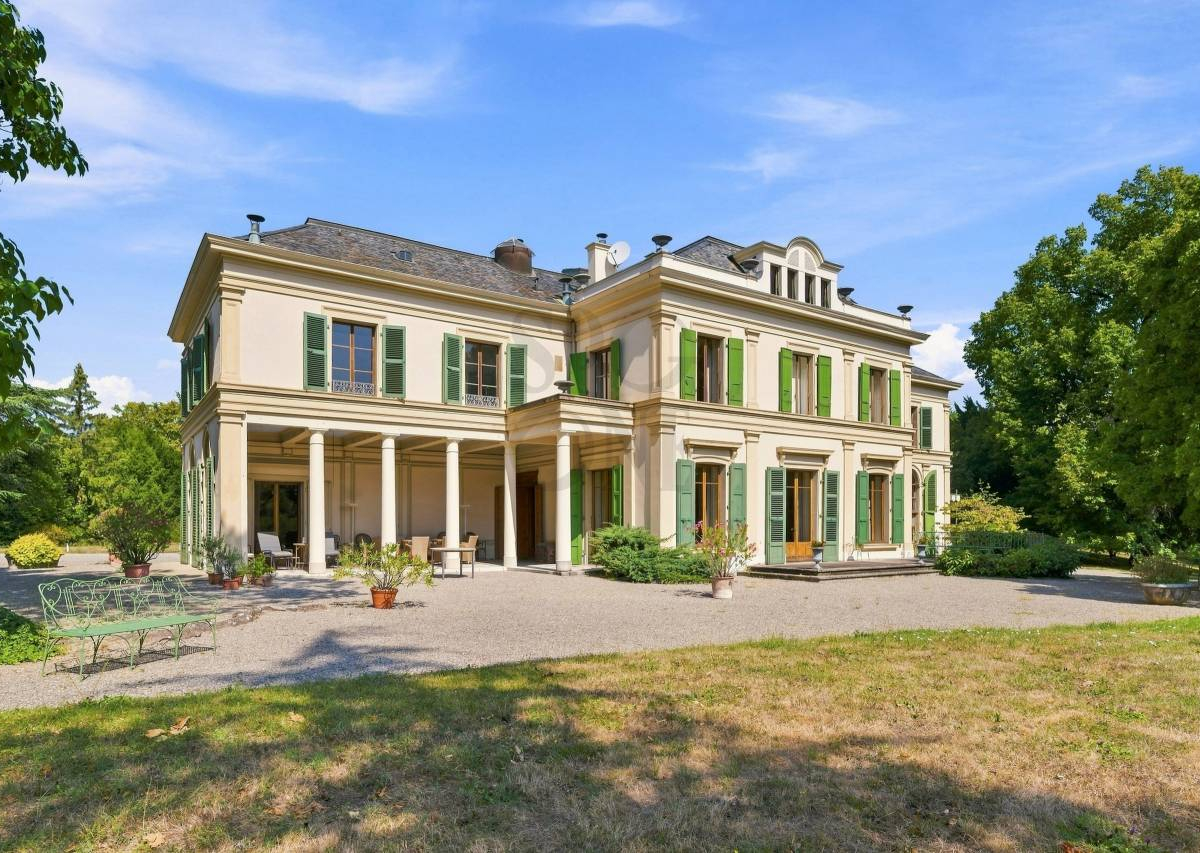 EXCEPTIONAL MANOR PROPERTY — CHÊNE-BOUGERIES