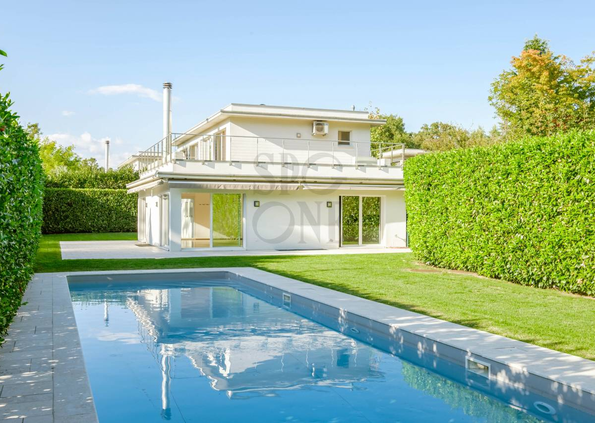 Maison contemporaine avec piscine