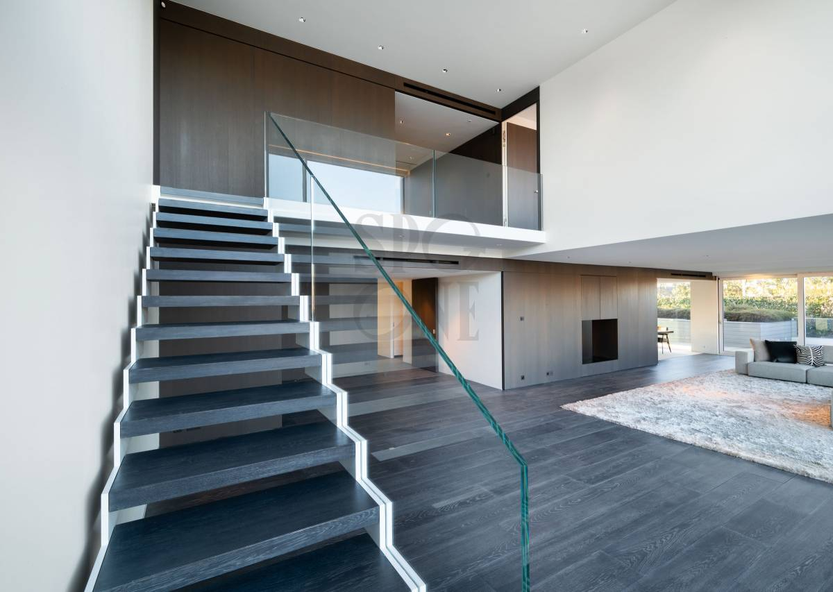 Luxurious triplex with breathtaking views of the lake and the Alps