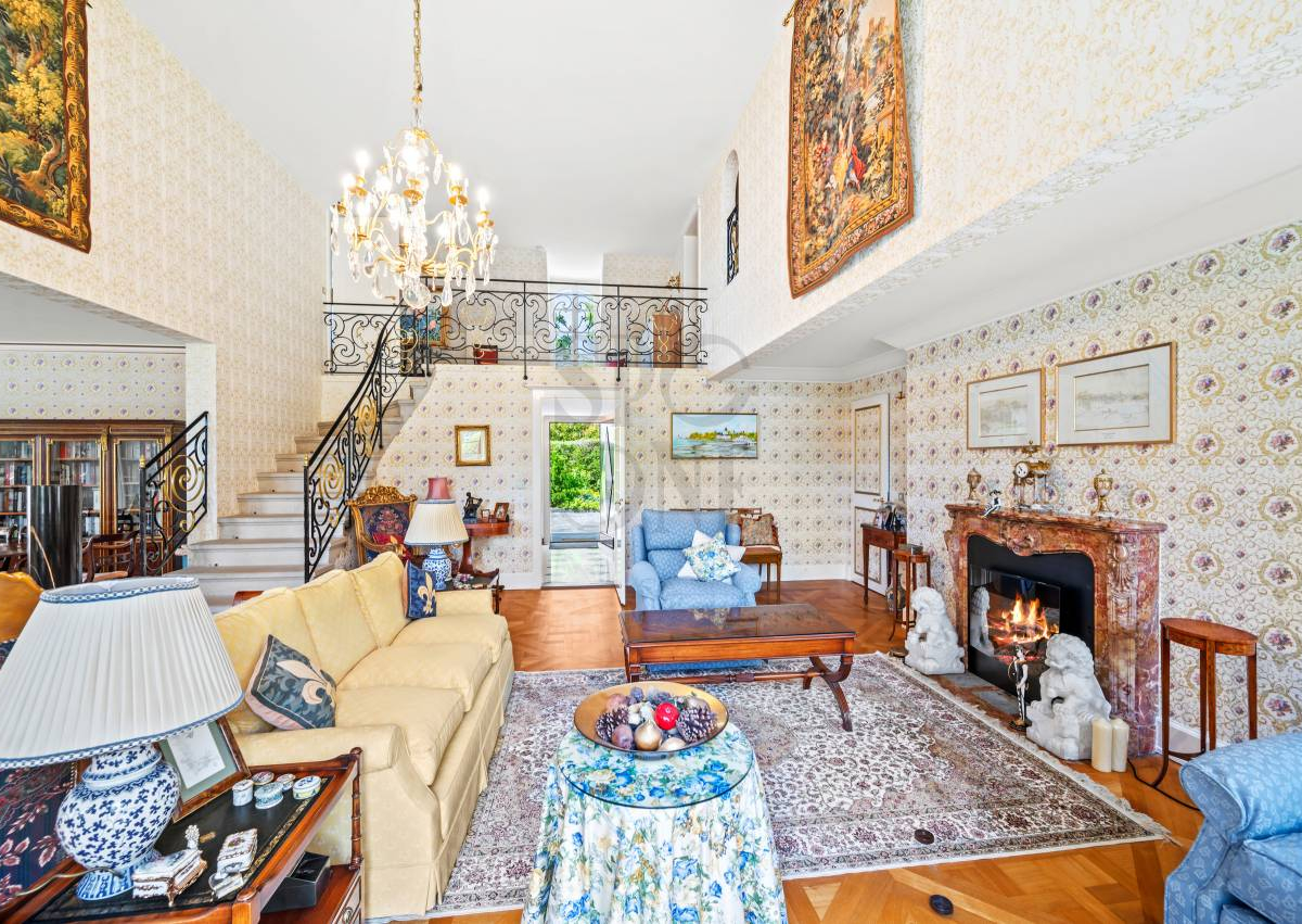 Propriété de Maître d'exception, à proximité immédiate du lac