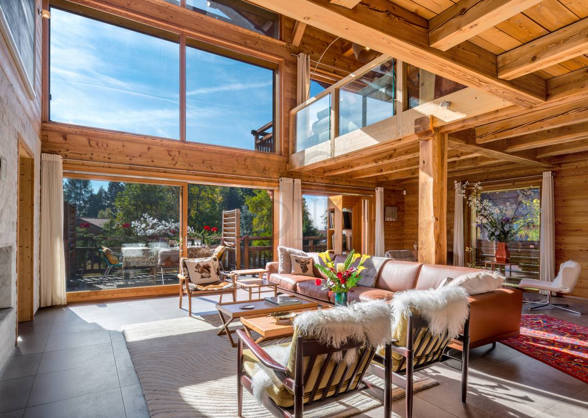 Chalet Bayrou baigné de lumière dans la région de Villars-sur-Ollon