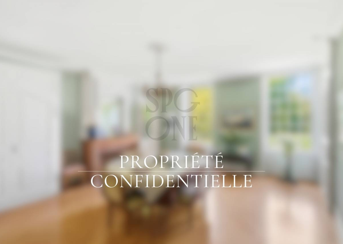 An exceptional 18th-century residence in the center of Cologny